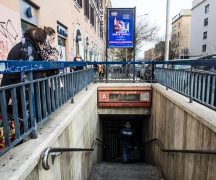 Forze dell'ordine al lavoro presso la fermata della metro A, Ponte Lungo, dove una persona  deceduta dopo essere stata investita da un convoglio della metro, Roma, 07 gennaio 2020. ANSA/ANGELO CARCONI